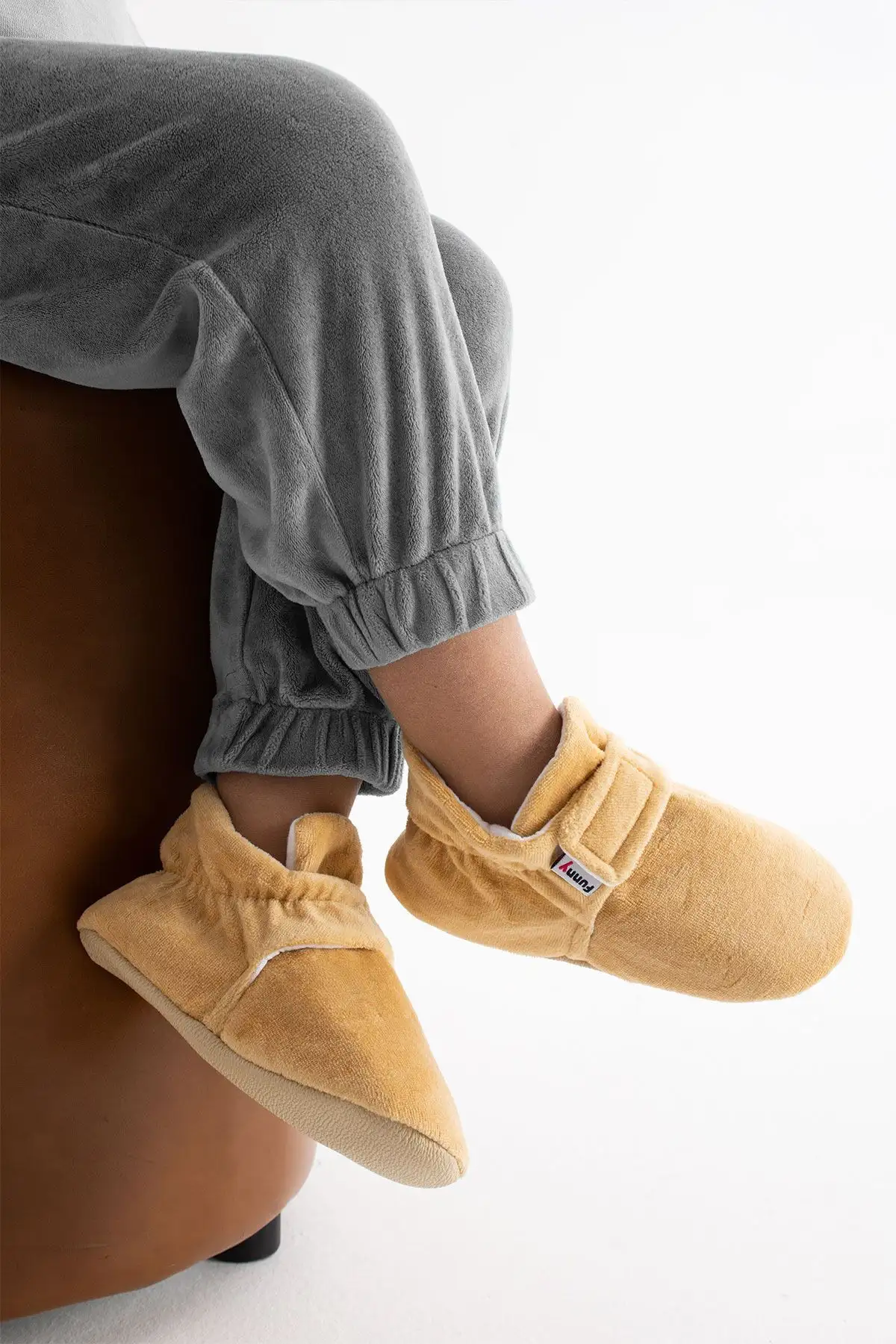 کفش نوزاد پسر پاندوف نرم و راحت با بافت مخملی، انعطاف‌پذیر، ارگونومیک، با کفی بسیار نرم و طراحی خاص، ارگانیک و راحت. - 6541