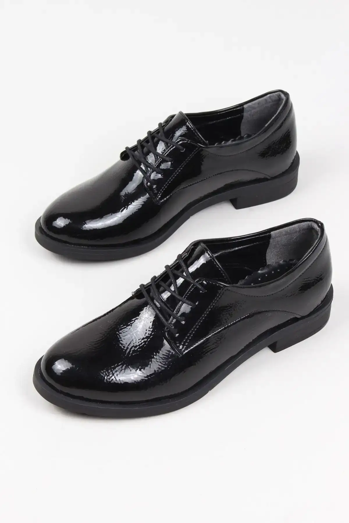 کفش اداری زنانه   کلاسیک مشکی  مدل روزمره با روکش واکسی - 5714 کفش اداری زنانه کلاسیک مشکی مدل روزمره با روکش واکسی - 5714