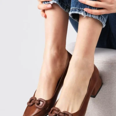 کفش اداری زنانه کوتاه پاشنه دار با نوک گرد و اکسسوری با جوراب قهوه‌ای دولی - 6245