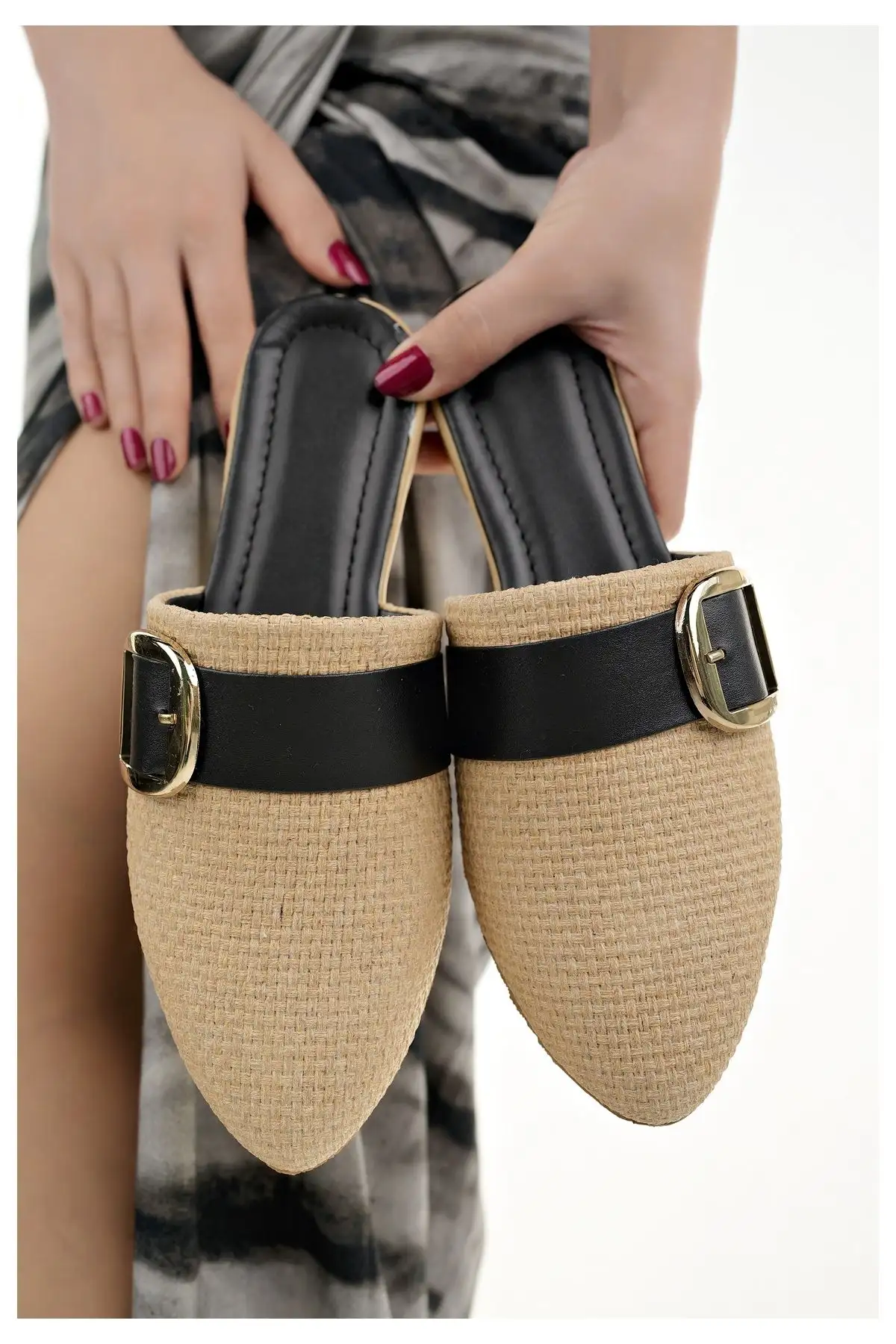 کفش اداری زنانه ترجمه فارسی محصول به شرح زیر است:"دمپایی روزمره  مشکی با جلوی بسته، بافت نی طبیعی، شیک، تابستانی، مناسب برای خانه، سواحل و تعطیلات، همچنین قابل استفاده در محیط کار." - 5730 کفش اداری زنانه ترجمه فارسی محصول به شرح زیر است: "دمپایی روزمره مشکی با جلوی بسته، بافت نی طبیعی، شیک، تابستانی، مناسب برای خانه، سواحل و تعطیلات، همچنین قابل استفاده در محیط کار." - 5730