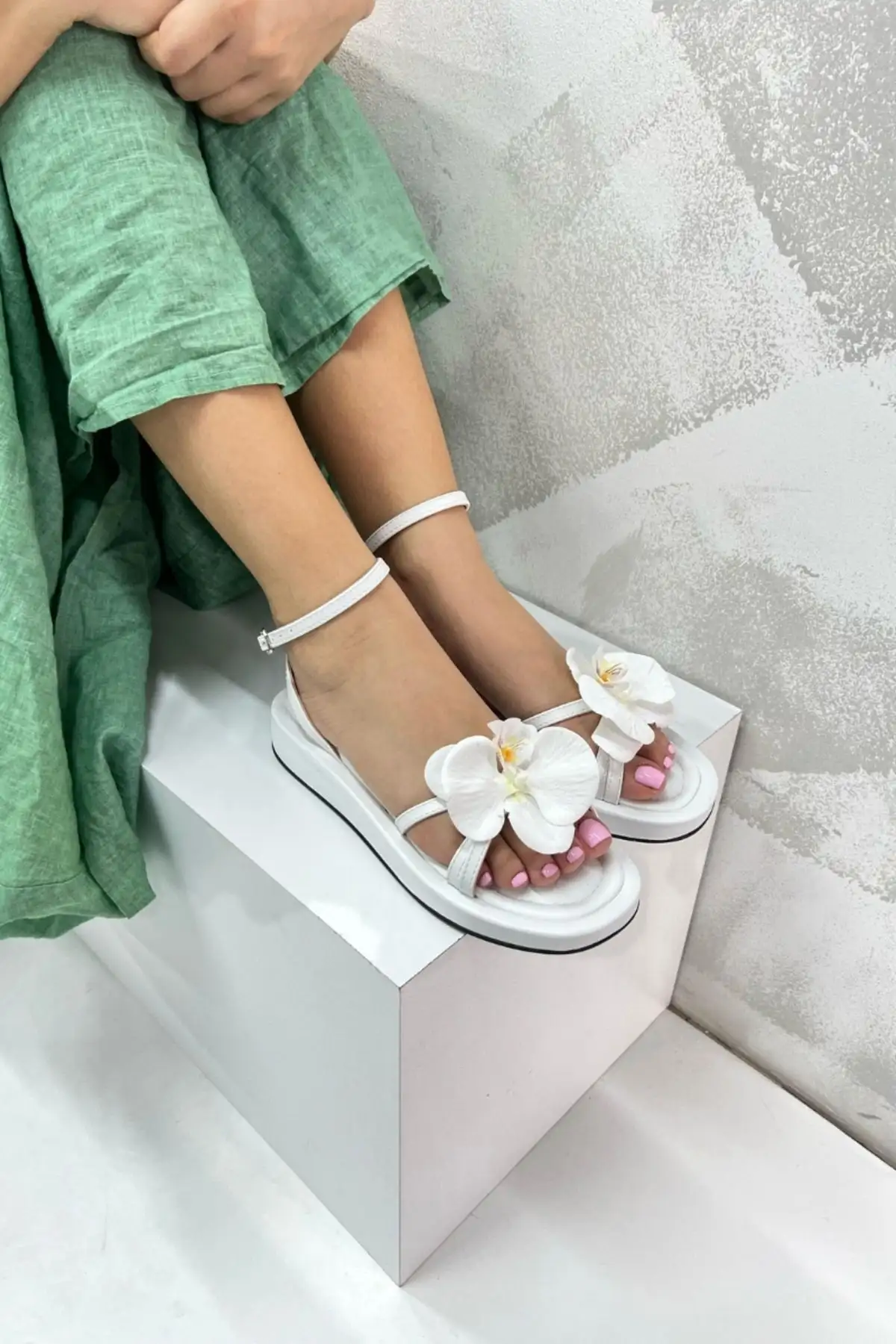 کفش صندل زنانه سندل با کفی صاف و گلهای سفید M015 - 7052 کفش صندل زنانه سندل با کفی صاف و گلهای سفید M015 - 7052