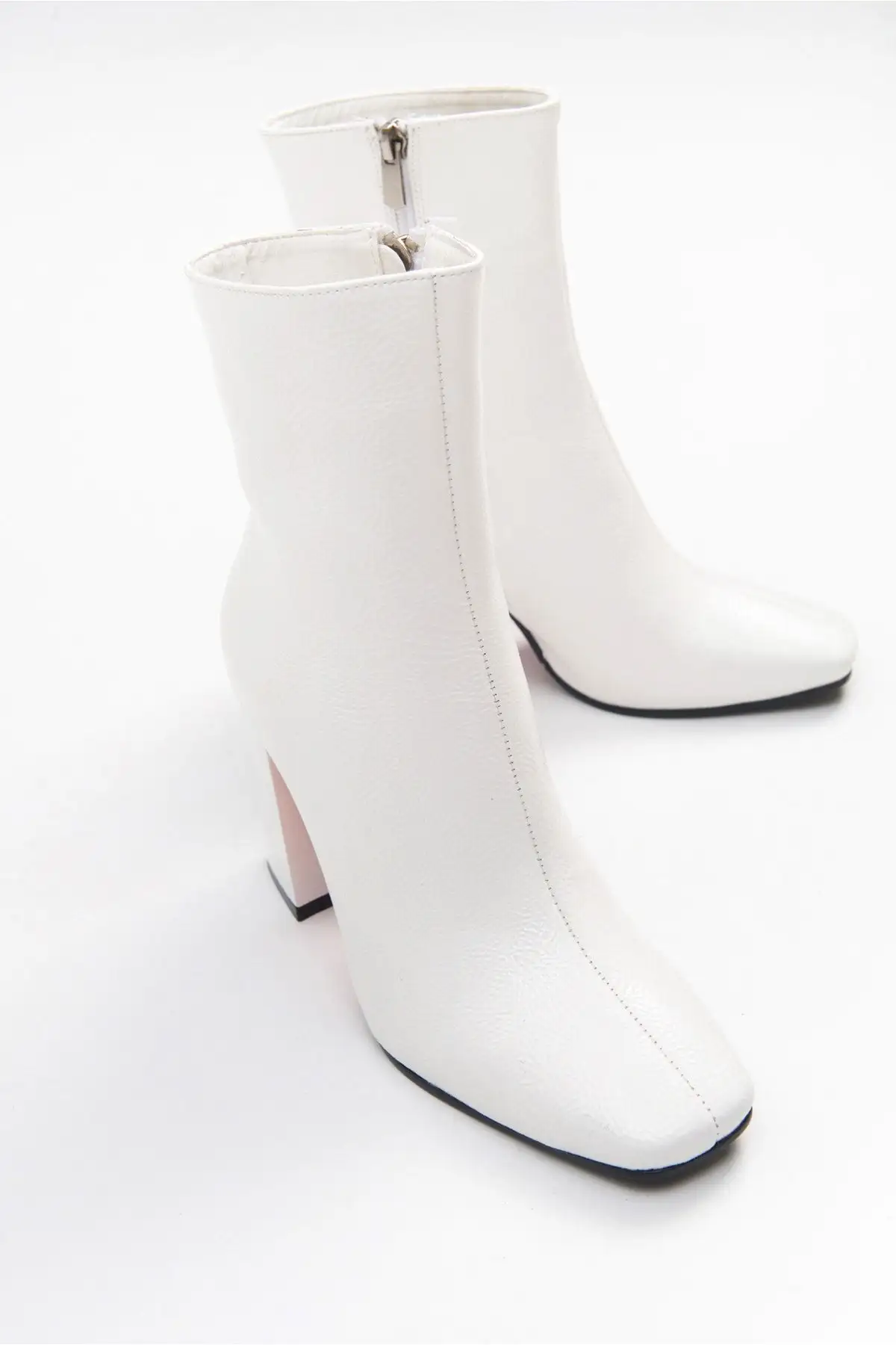 بوت و نیم بوت زنانه Bot  تیللا با ریه سفید  براق - 6705 بوت و نیم بوت زنانه Bot تیللا با ریه سفید براق - 6705