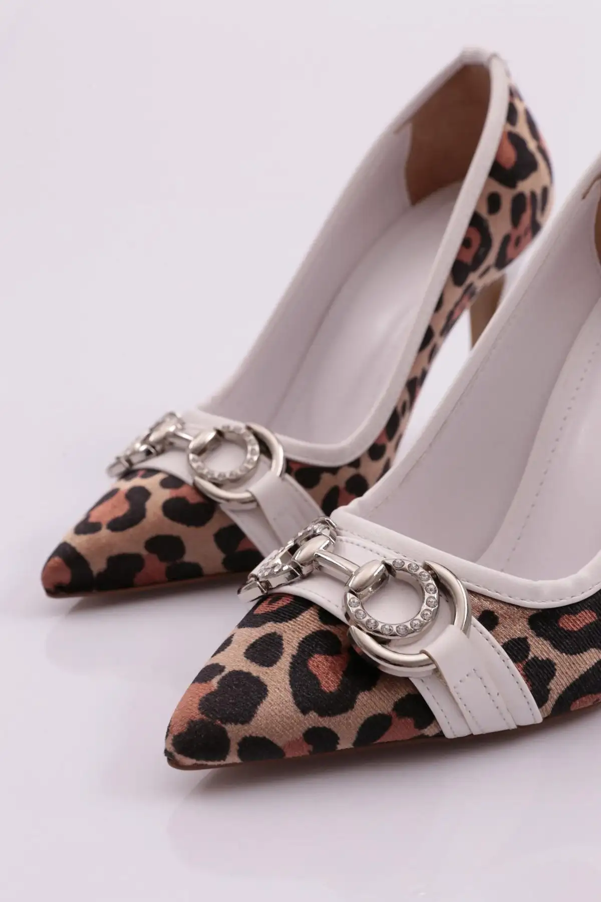 کفش پاشنه بلند زنانه دار سفید طرح پلنگی 442362821 - 6816 کفش پاشنه بلند زنانه دار سفید طرح پلنگی 442362821 - 6816