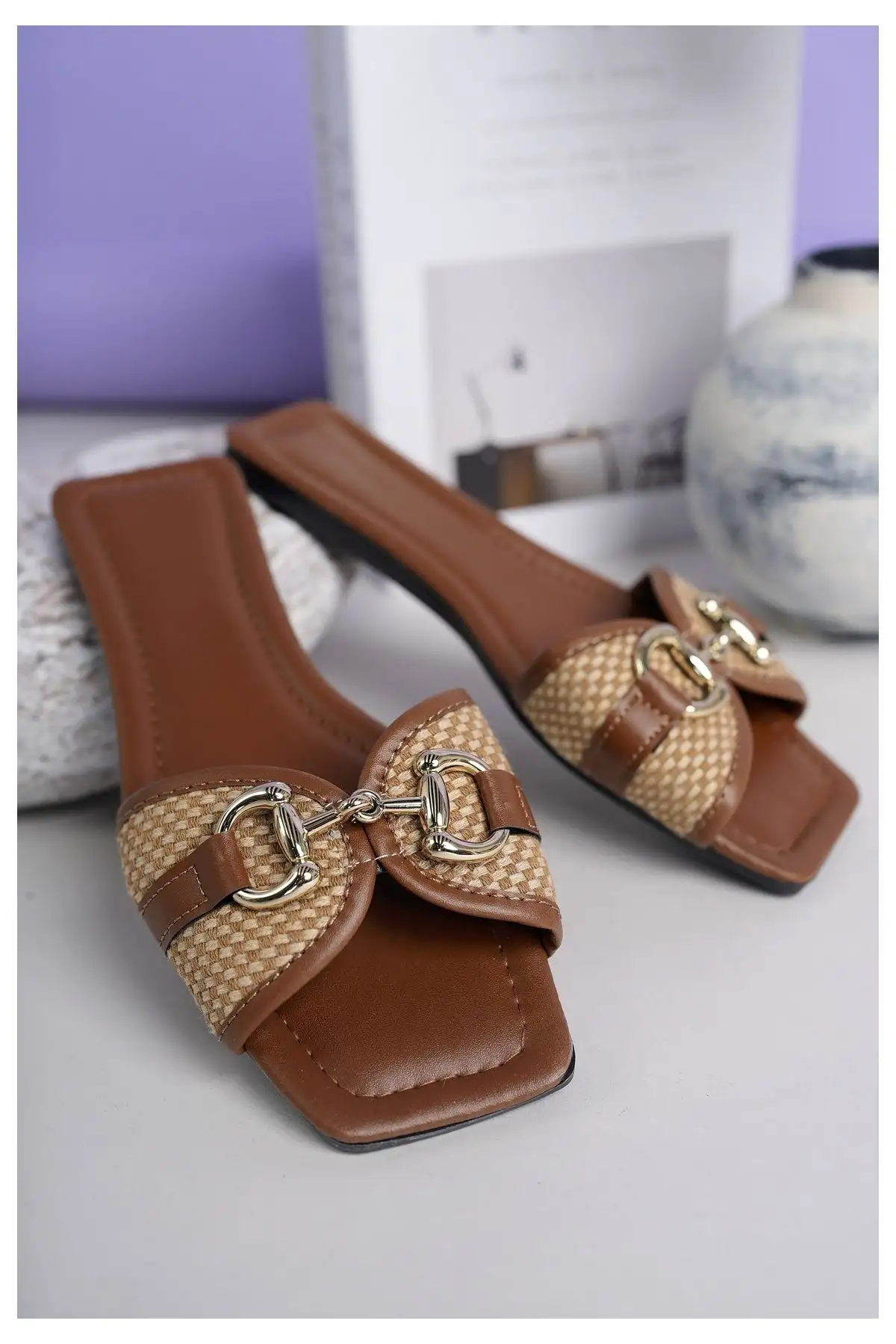 دمپایی روزمره زنانه تزیین شده با بافت حصیری رنگ قهوهای، شیک و مناسب برای استفاده در تابستان، خانه، سواحل و محل کار. - 5720 دمپایی روزمره زنانه تزیین شده با بافت حصیری رنگ قهوهای، شیک و مناسب برای استفاده در تابستان، خانه، سواحل و محل کار. - 5720