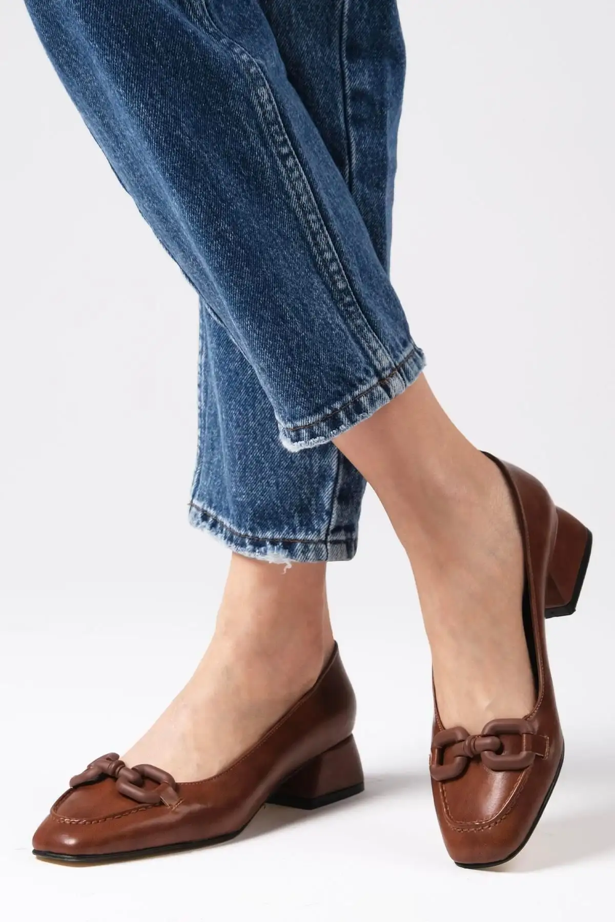 کفش اداری زنانه  کوتاه پاشنه دار  با نوک گرد و اکسسوری با جوراب قهوهای دولی - 6245 کفش اداری زنانه کوتاه پاشنه دار با نوک گرد و اکسسوری با جوراب قهوهای دولی - 6245