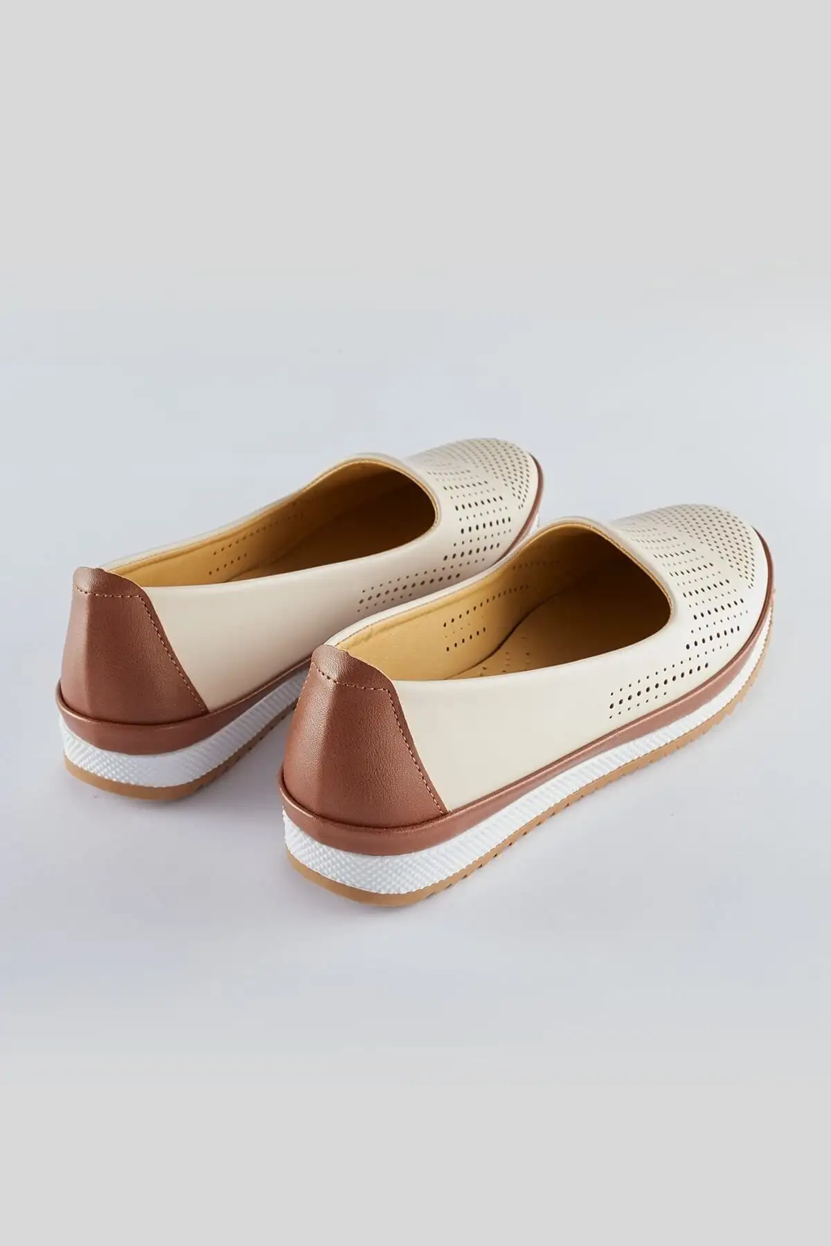 کفش ورزشی روزمره بابت تابستانی با کفی نرم و تمام اورتوپدیک رنگ بژ، بابت کلاسیک، و بابت مناسب مادران. - 6621 کفش ورزشی روزمره بابت تابستانی با کفی نرم و تمام اورتوپدیک رنگ بژ، بابت کلاسیک، و بابت مناسب مادران. - 6621