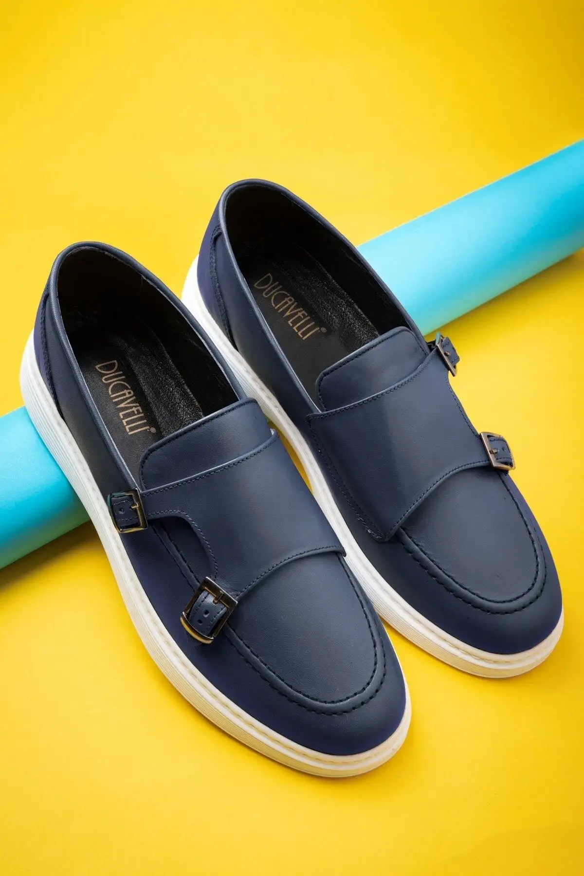 کفش ورزشی روزمره 1.   مردانه با بند چرم طبیعی
2.  لوفر
3.
4.  سبک - 5535 کفش ورزشی روزمره 1. مردانه با بند چرم طبیعی 2. لوفر 3. 4. سبک - 5535