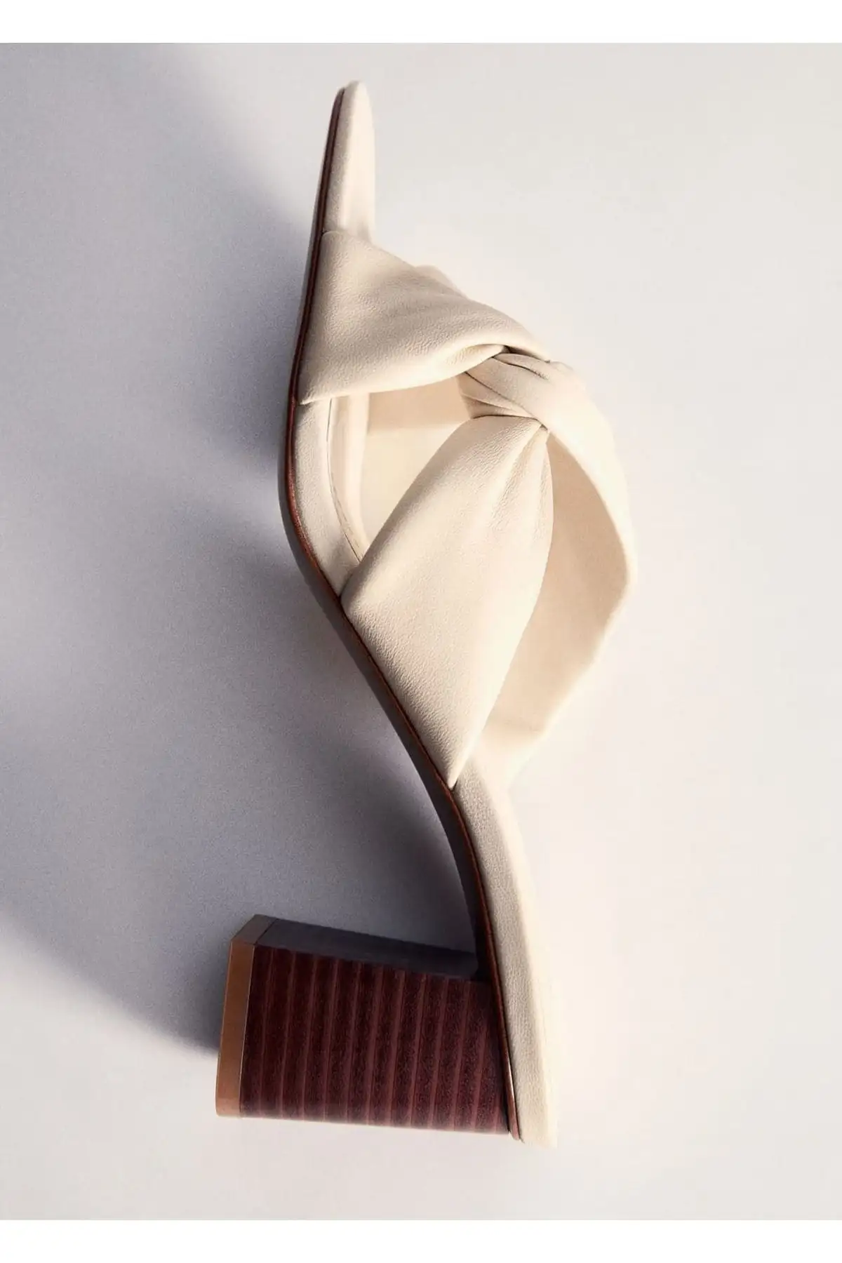 کفش صندل زنانه  چرم گرهدار برند MANGO - 7440 کفش صندل زنانه چرم گرهدار برند MANGO - 7440