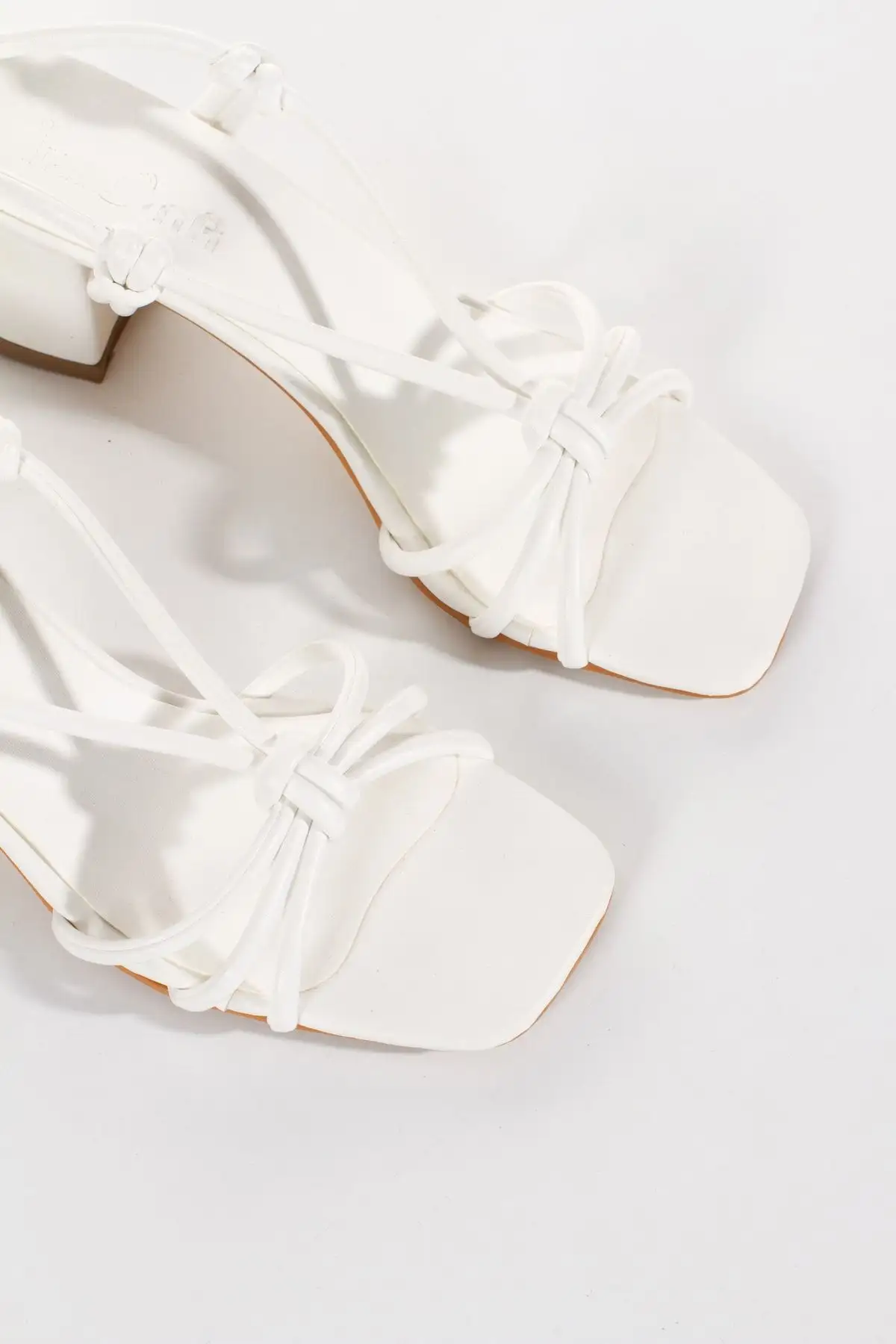 کفش صندل زنانه   پاشنه کوتاه سفید با بند گرهای کلاپاترا بایان - 7363 کفش صندل زنانه پاشنه کوتاه سفید با بند گرهای کلاپاترا بایان - 7363