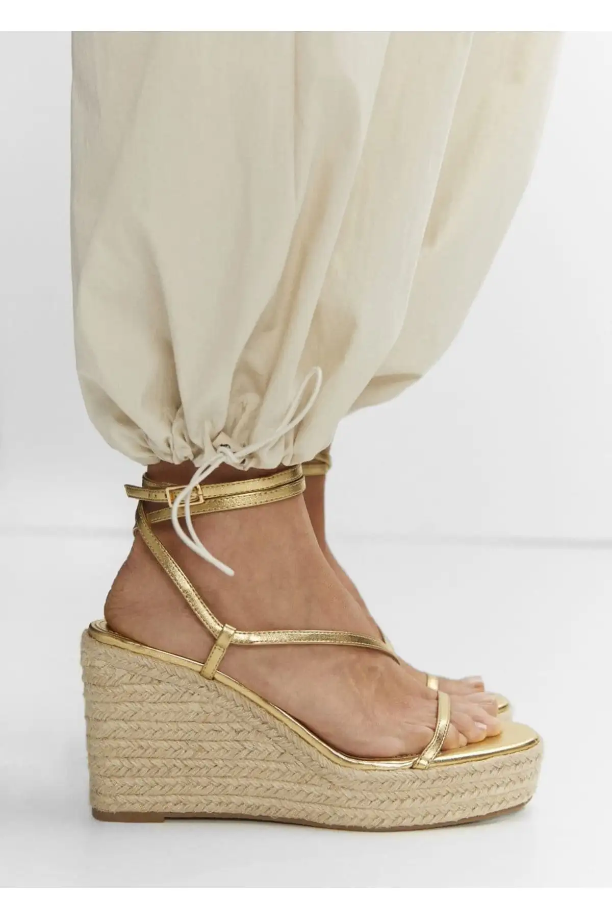 کفش صندل زنانه پاشنه بلند با بند فلزی برند MANGO - 7430 کفش صندل زنانه پاشنه بلند با بند فلزی برند MANGO - 7430