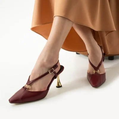 کفش پاشنه‌ بلند زنانه دار مات بورگوندی لوکس با جزئیات طلایی، مناسب برای ترکیب‌های شیک و زیبا در روزهای خاص و روزمره. - 7249