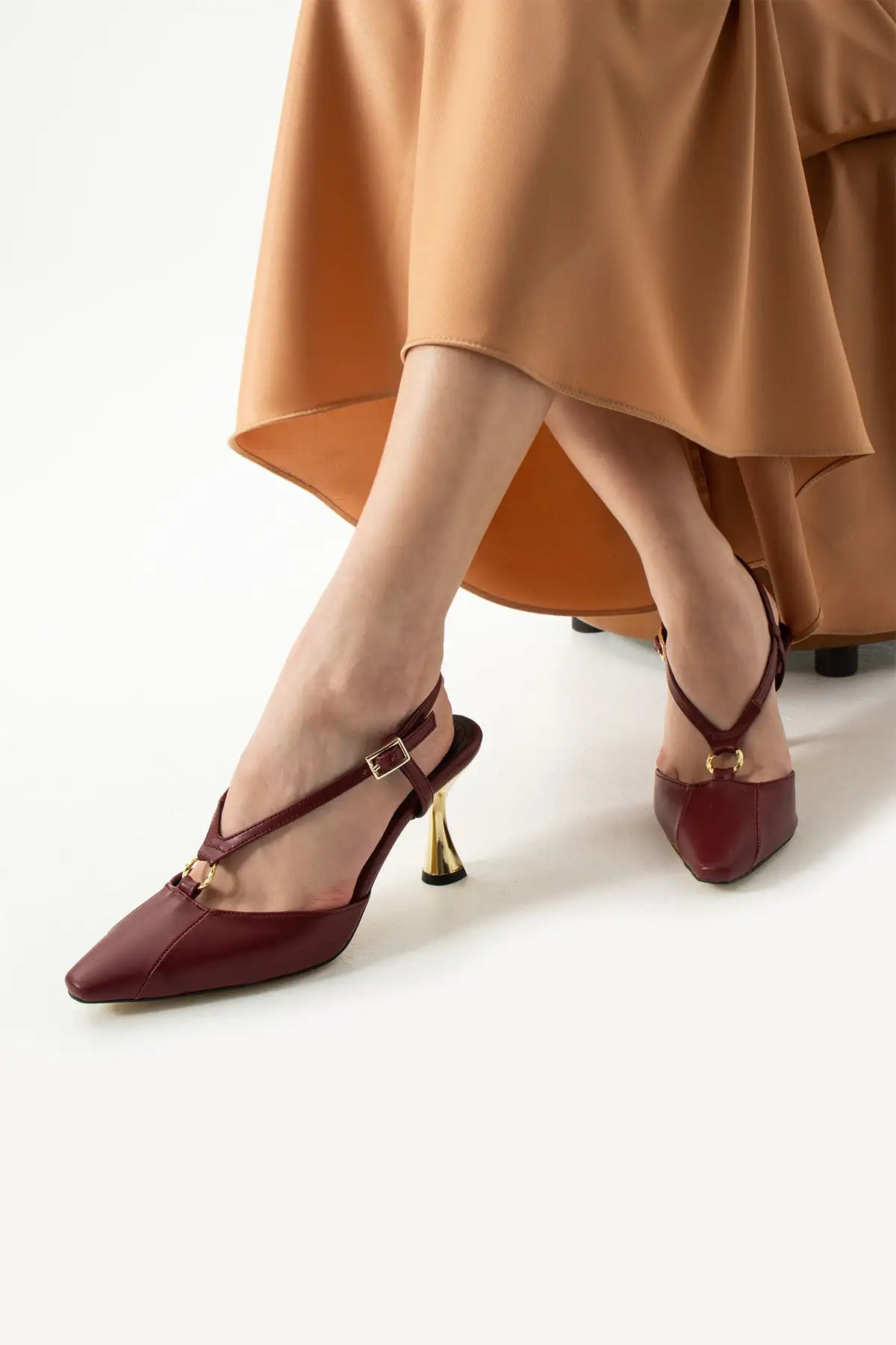 کفش پاشنه بلند زنانه  دار  مات بورگوندی لوکس با جزئیات طلایی، مناسب برای ترکیبهای شیک و زیبا در روزهای خاص و روزمره. - 7249 کفش پاشنه بلند زنانه دار مات بورگوندی لوکس با جزئیات طلایی، مناسب برای ترکیبهای شیک و زیبا در روزهای خاص و روزمره. - 7249