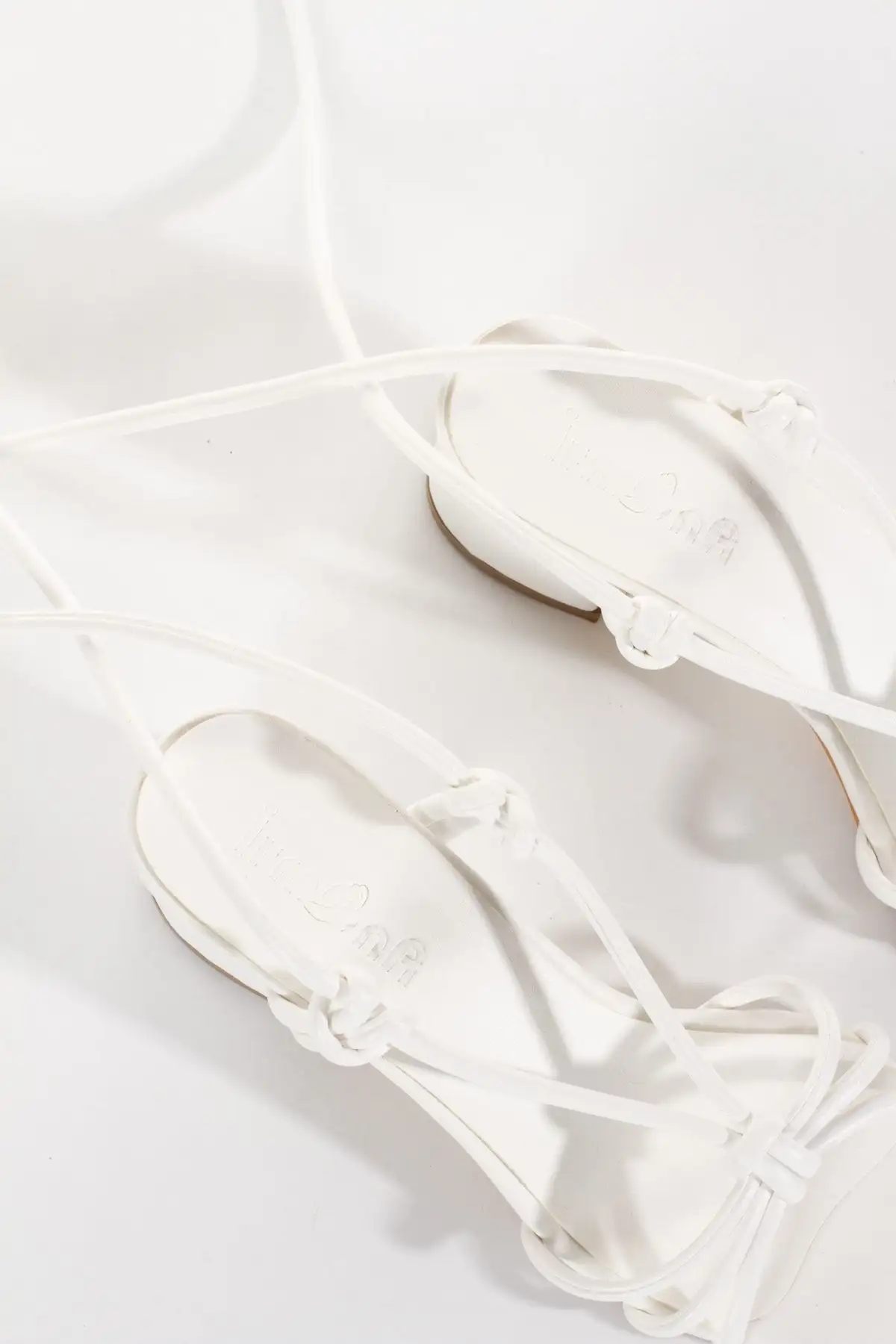 کفش صندل زنانه   پاشنه کوتاه سفید با بند گرهای کلاپاترا بایان - 7363 کفش صندل زنانه پاشنه کوتاه سفید با بند گرهای کلاپاترا بایان - 7363