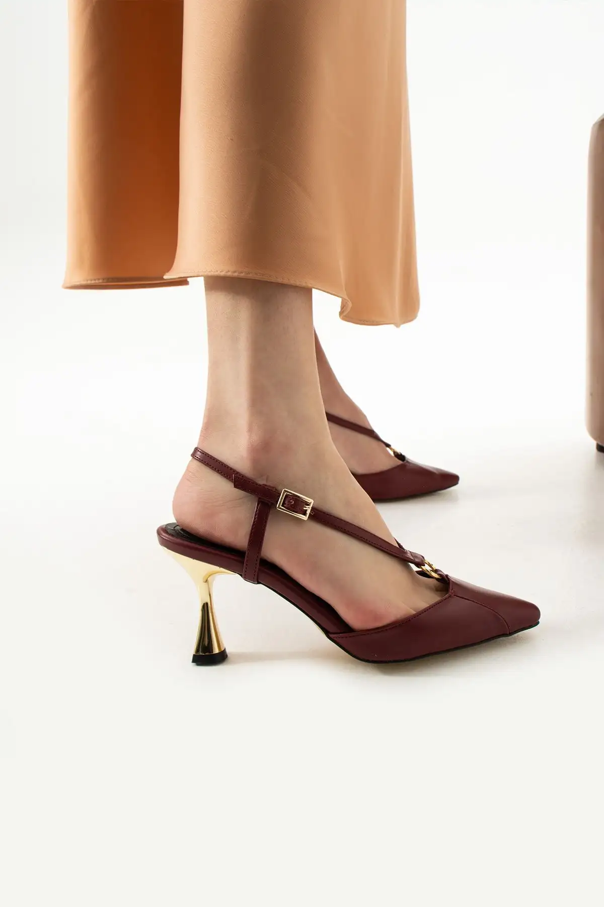 کفش پاشنه بلند زنانه  دار  مات بورگوندی لوکس با جزئیات طلایی، مناسب برای ترکیبهای شیک و زیبا در روزهای خاص و روزمره. - 7249 کفش پاشنه بلند زنانه دار مات بورگوندی لوکس با جزئیات طلایی، مناسب برای ترکیبهای شیک و زیبا در روزهای خاص و روزمره. - 7249