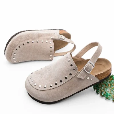 کفش صندل زنانه سندل روزمره بولو با زیرهEva و جلو بسته از جنس چرم طبیعی و تزئین شده با میخ به رنگ بژ - 7378