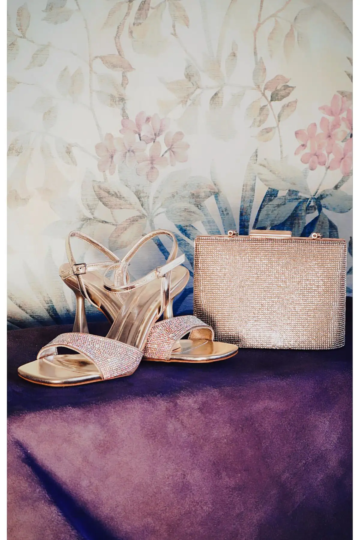 کفش پاشنه‌ بلند زنانه ترجمه به فارسی: **ترکیب پاشنه با بند تک و کیف سنگ‌دار** - 7243