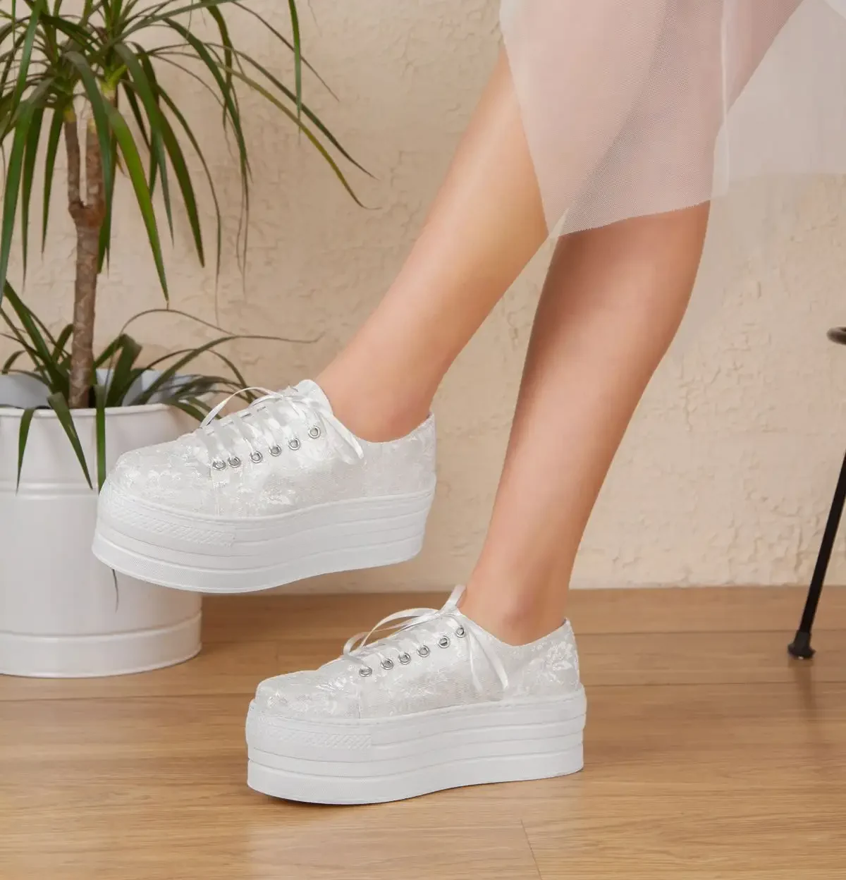 کفش پاشنه بلند زنانه  ورزشی عروس با جزئیات گلدوزی شده چنار501 - 7203 کفش پاشنه بلند زنانه ورزشی عروس با جزئیات گلدوزی شده چنار501 - 7203