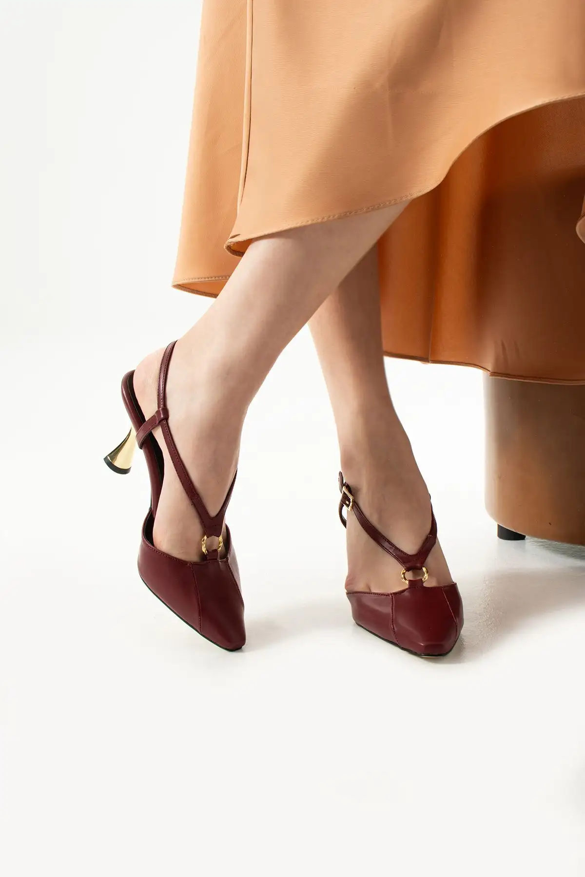 کفش پاشنه بلند زنانه  دار  مات بورگوندی لوکس با جزئیات طلایی، مناسب برای ترکیبهای شیک و زیبا در روزهای خاص و روزمره. - 7249 کفش پاشنه بلند زنانه دار مات بورگوندی لوکس با جزئیات طلایی، مناسب برای ترکیبهای شیک و زیبا در روزهای خاص و روزمره. - 7249