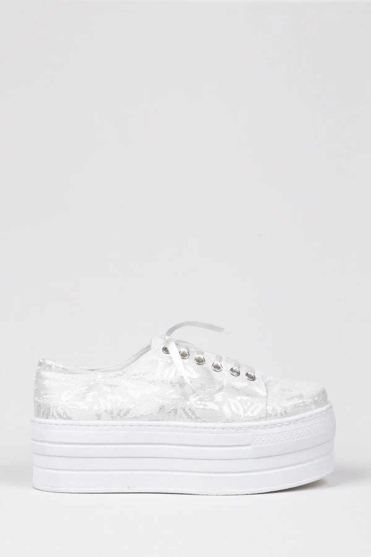 کفش پاشنه بلند زنانه  ورزشی عروس با جزئیات گلدوزی شده چنار501 - 7203 کفش پاشنه بلند زنانه ورزشی عروس با جزئیات گلدوزی شده چنار501 - 7203