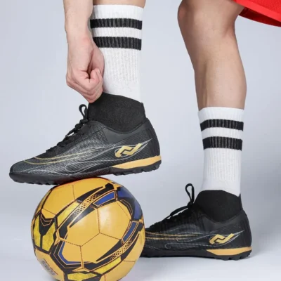 کفش فوتبال 29677 کلاهدار مشکی - رنگ طلایی برای زمین چمن مصنوعی برند Jump - 7524