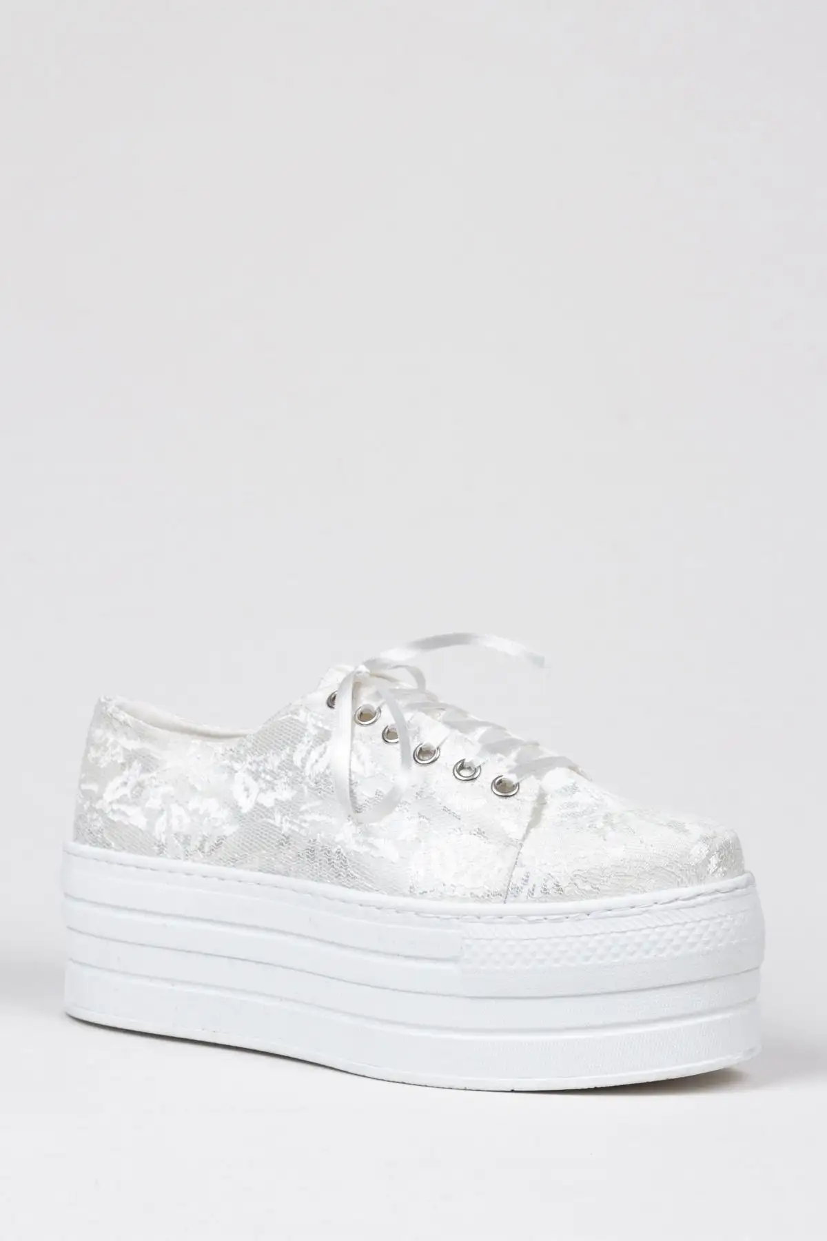 کفش پاشنه بلند زنانه  ورزشی عروس با جزئیات گلدوزی شده چنار501 - 7203 کفش پاشنه بلند زنانه ورزشی عروس با جزئیات گلدوزی شده چنار501 - 7203