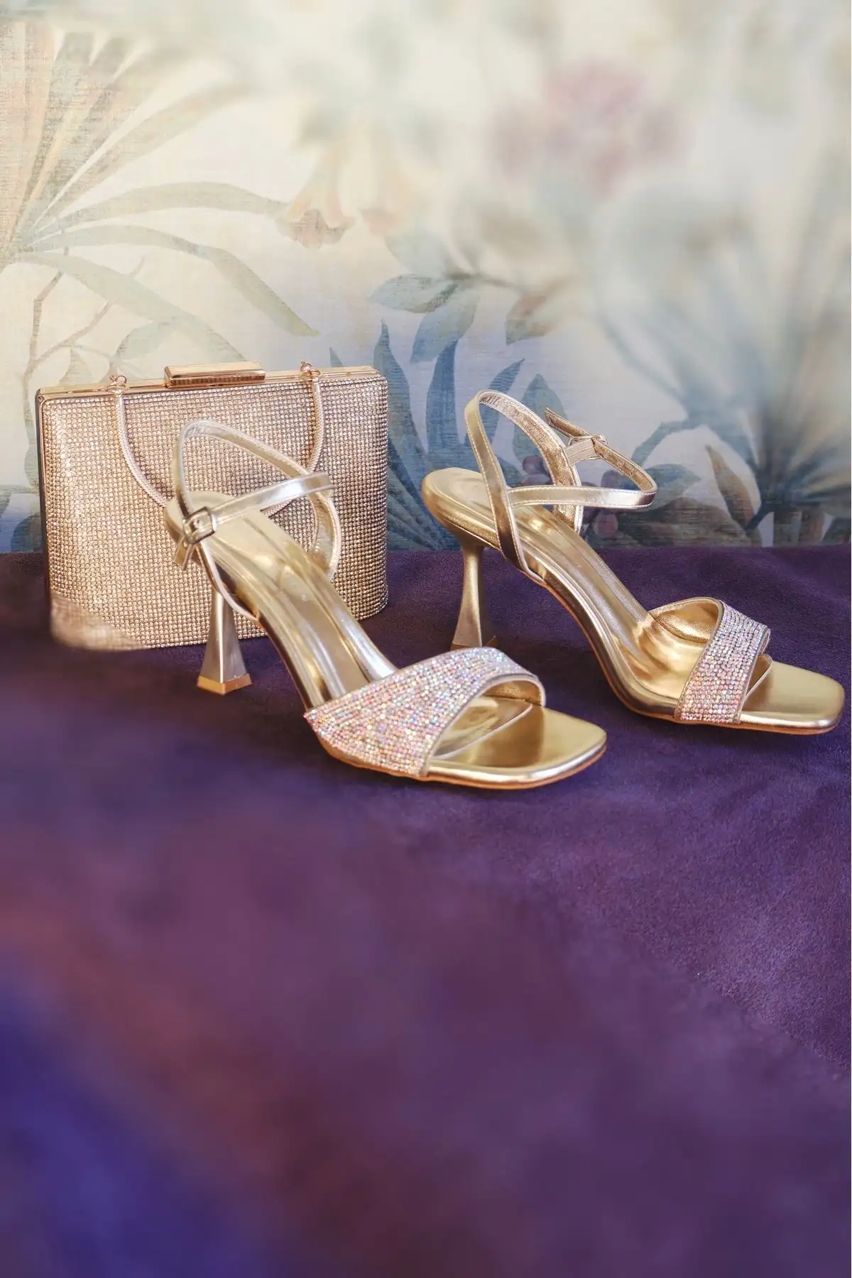 کفش پاشنه‌ بلند زنانه ترجمه به فارسی: **ترکیب پاشنه با بند تک و کیف سنگ‌دار** - 7243