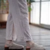 کفش صندل زنانه سندل روزمره بولو با زیرهEva و جلو بسته از جنس چرم طبیعی و تزئین شده با میخ به رنگ بژ - 7378