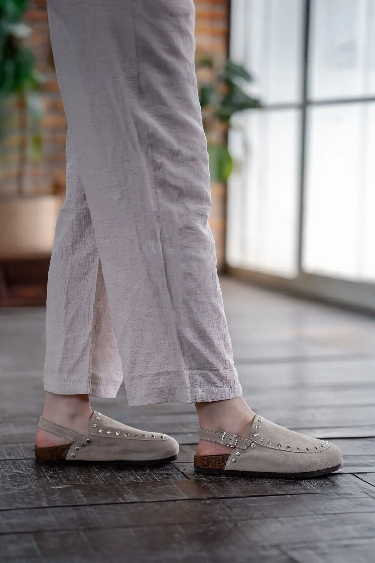 کفش صندل زنانه سندل روزمره بولو با زیرهEva و جلو بسته از جنس چرم طبیعی و تزئین شده با میخ به رنگ بژ - 7378