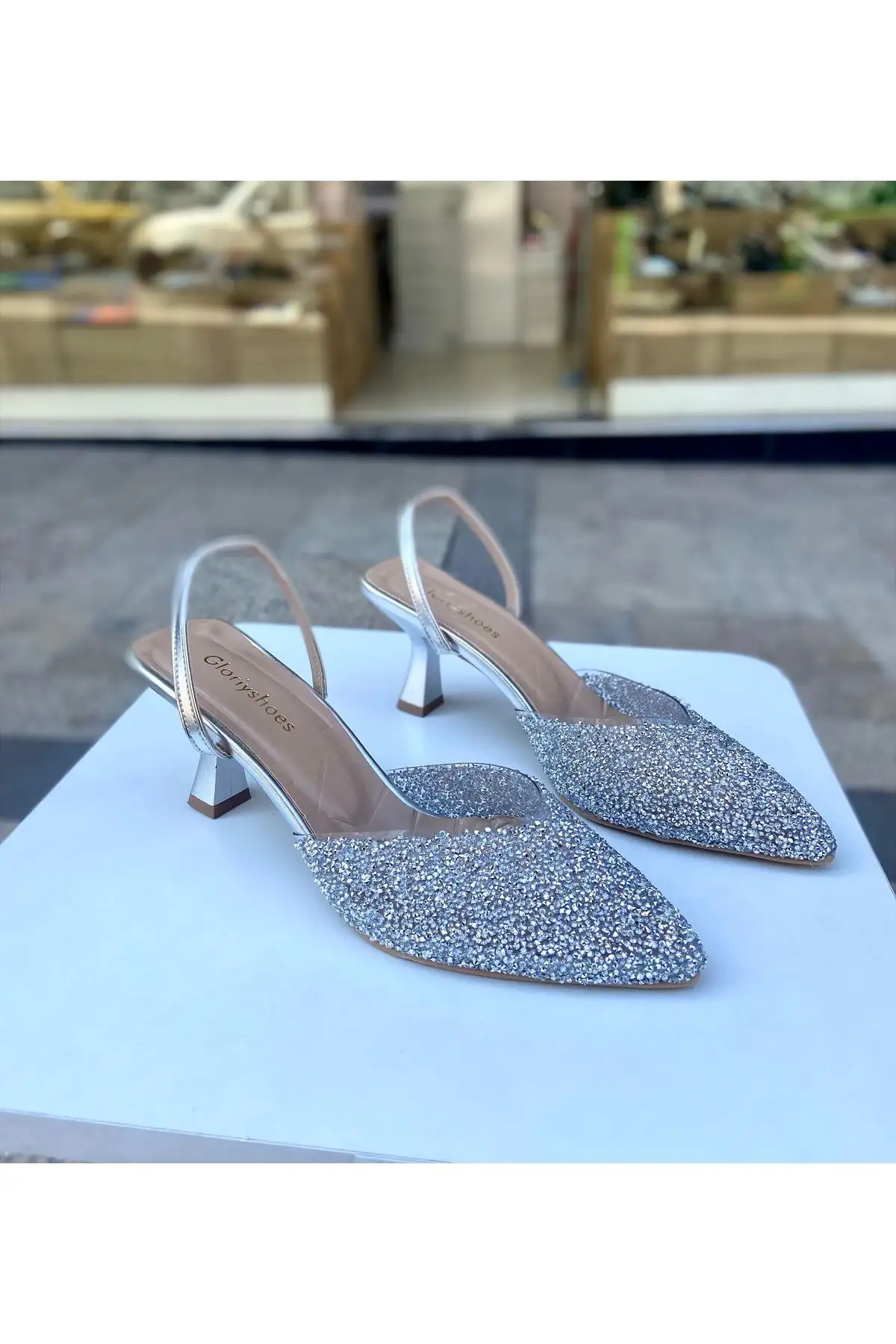 کفش پاشنه بلند زنانه  دار نقرهای با سنگ شیشهای 6 سانتیمتری 01210 - 7234 کفش پاشنه بلند زنانه دار نقرهای با سنگ شیشهای 6 سانتیمتری 01210 - 7234