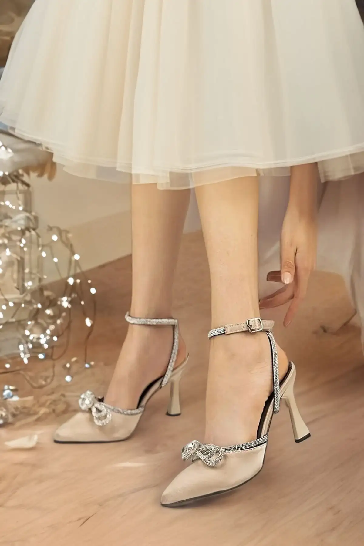 کفش پاشنه بلند زنانه   ساتن با طلای سنگی دور مچ آتن - 7237 کفش پاشنه بلند زنانه ساتن با طلای سنگی دور مچ آتن - 7237