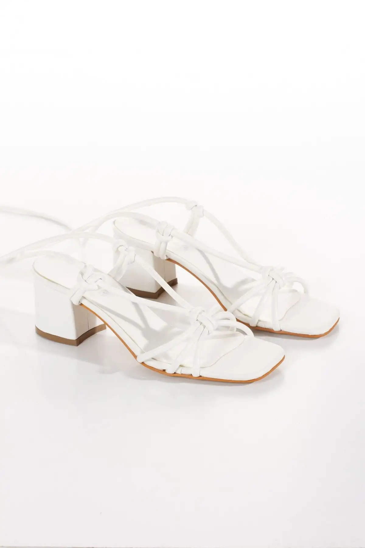 کفش صندل زنانه   پاشنه کوتاه سفید با بند گرهای کلاپاترا بایان - 7363 کفش صندل زنانه پاشنه کوتاه سفید با بند گرهای کلاپاترا بایان - 7363