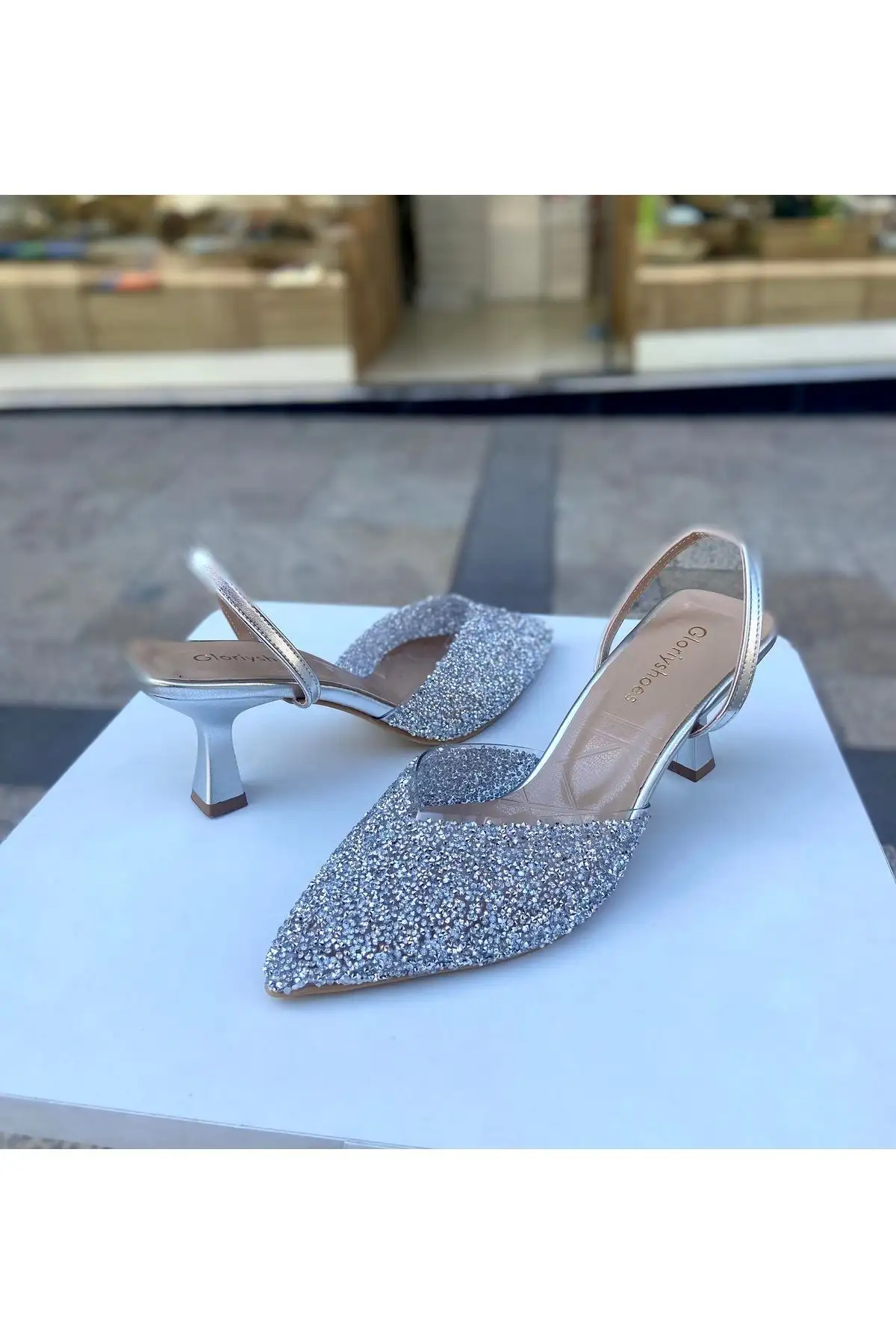 کفش پاشنه بلند زنانه  دار نقرهای با سنگ شیشهای 6 سانتیمتری 01210 - 7234 کفش پاشنه بلند زنانه دار نقرهای با سنگ شیشهای 6 سانتیمتری 01210 - 7234