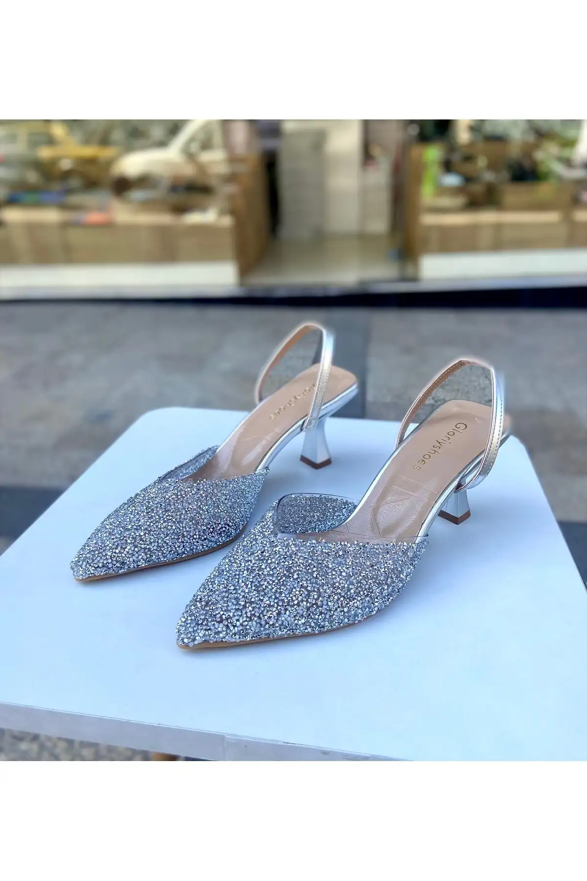 کفش پاشنه بلند زنانه  دار نقرهای با سنگ شیشهای 6 سانتیمتری 01210 - 7234 کفش پاشنه بلند زنانه دار نقرهای با سنگ شیشهای 6 سانتیمتری 01210 - 7234