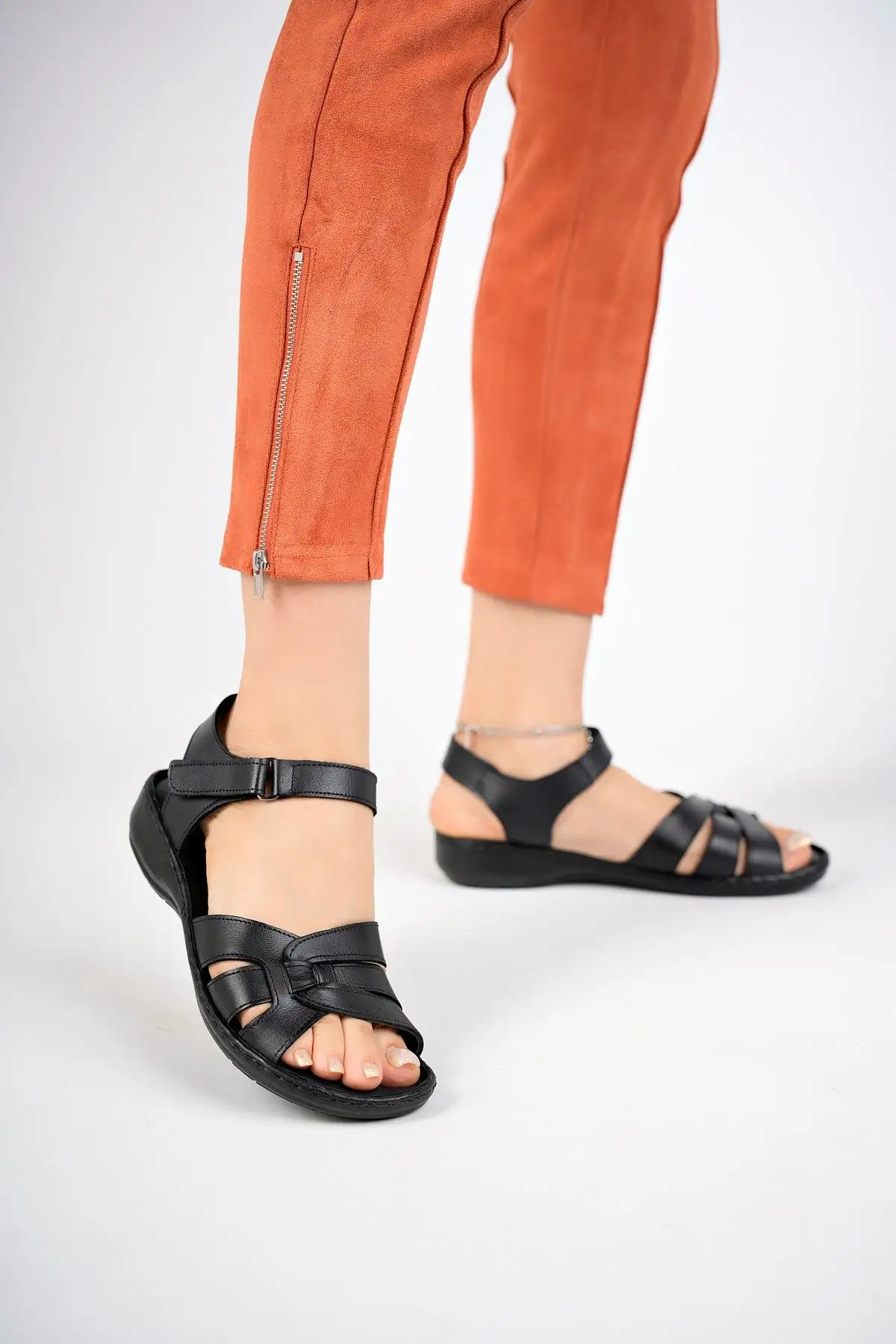 کفش صندل زنانه چرم طبیعی مشکی مدل DC-0221 - 7362