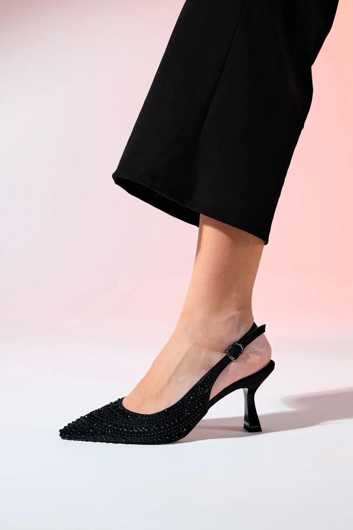 کفش پاشنه‌ بلند زنانه مجلسی جعبه‌ای ساتن مشکی JUAN با نگین‌دار - 7250