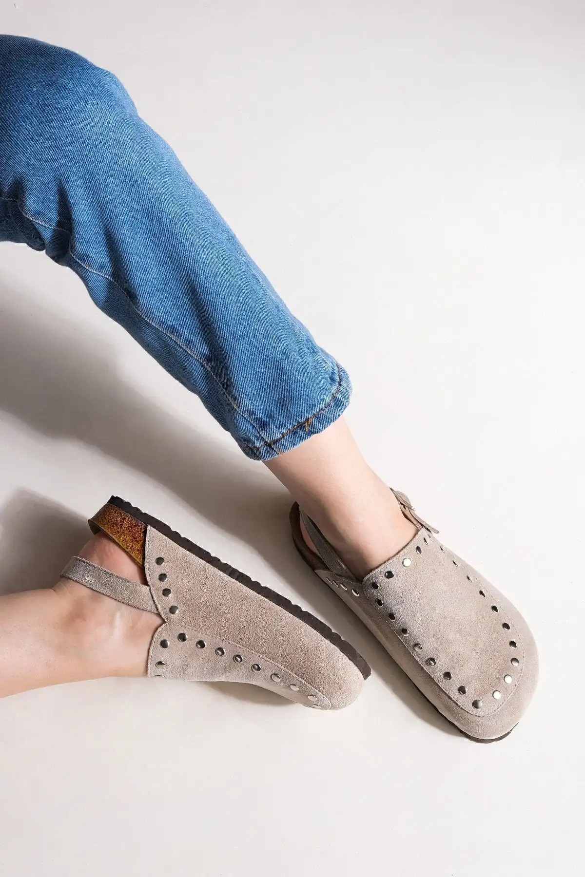 کفش صندل زنانه سندل روزمره بولو با زیرهEva و جلو بسته از جنس چرم طبیعی و تزئین شده با میخ به رنگ بژ - 7378