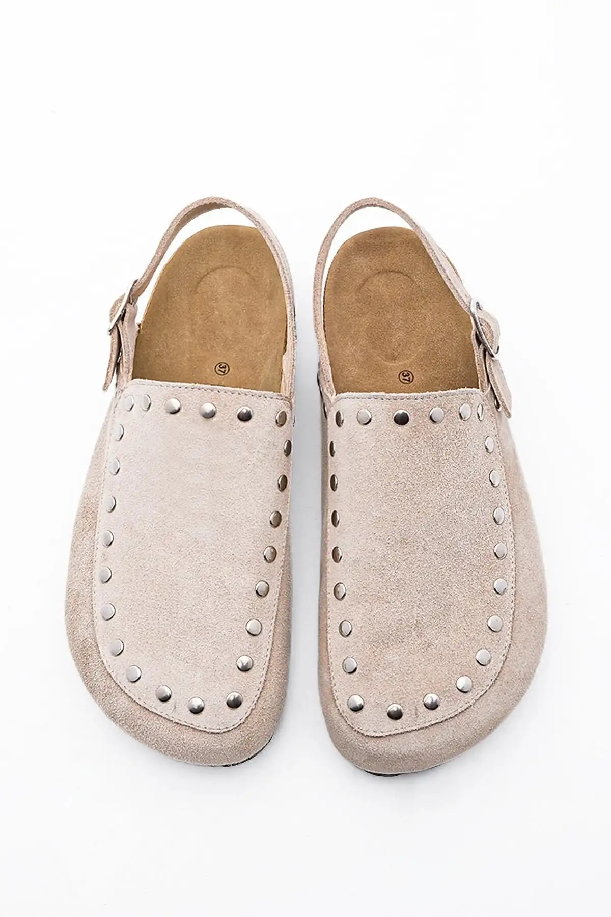 کفش صندل زنانه سندل روزمره بولو با زیرهEva و جلو بسته از جنس چرم طبیعی و تزئین شده با میخ به رنگ بژ - 7378