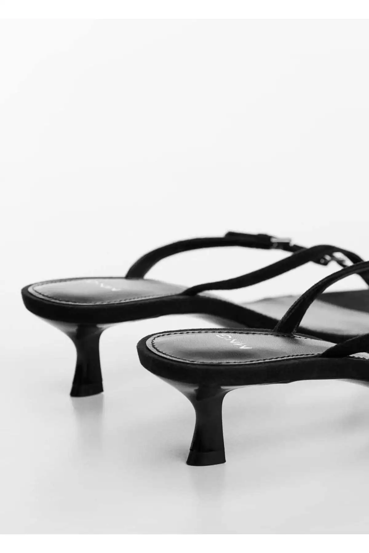 کفش صندل زنانه تکا جزئیات پاشنهدار  برند MANGO - 7437 کفش صندل زنانه تکا جزئیات پاشنهدار برند MANGO - 7437