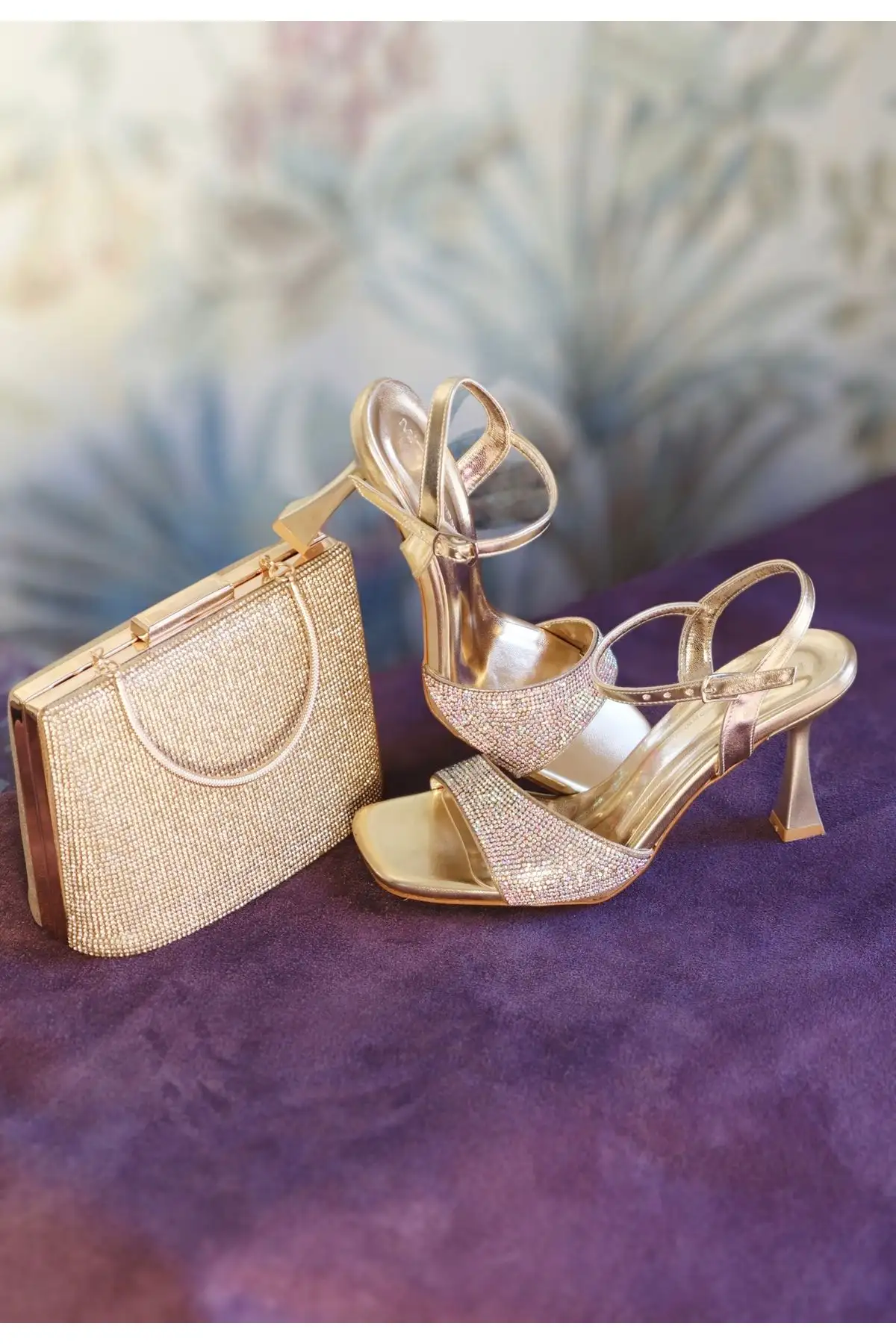 کفش پاشنه‌ بلند زنانه ترجمه به فارسی: **ترکیب پاشنه با بند تک و کیف سنگ‌دار** - 7243