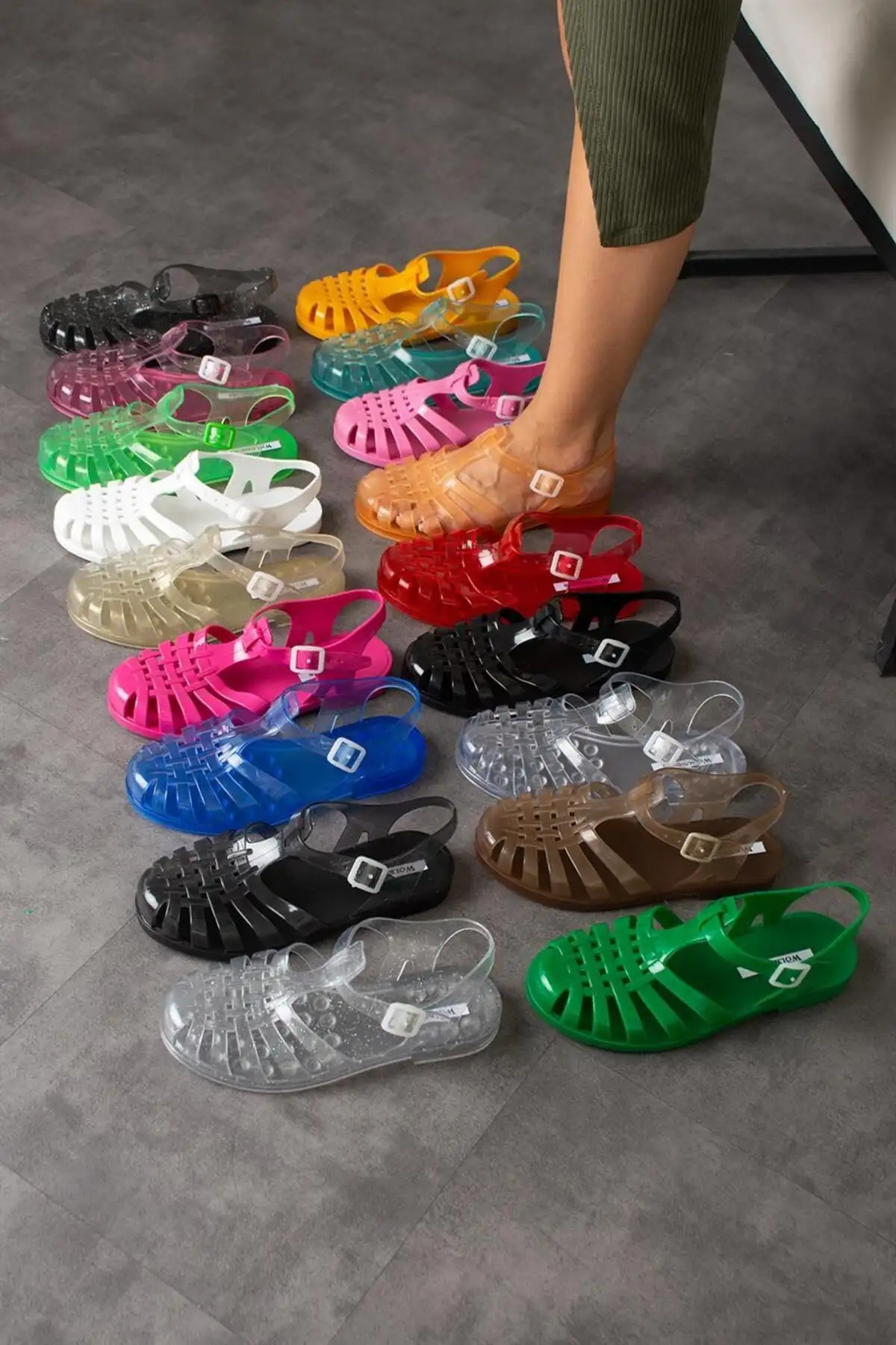 کفش صندل زنانه   با جزئیات کمربند روبی مشکی براق - 7354 کفش صندل زنانه با جزئیات کمربند روبی مشکی براق - 7354