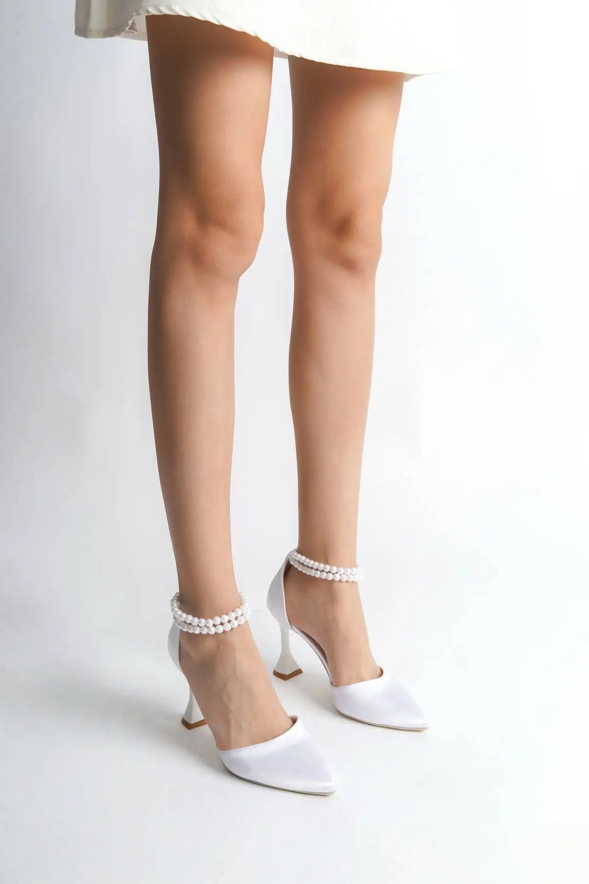 کفش پاشنه بلند زنانه    ساتن سفید مچزن با مروارید - 7229 کفش پاشنه بلند زنانه ساتن سفید مچزن با مروارید - 7229