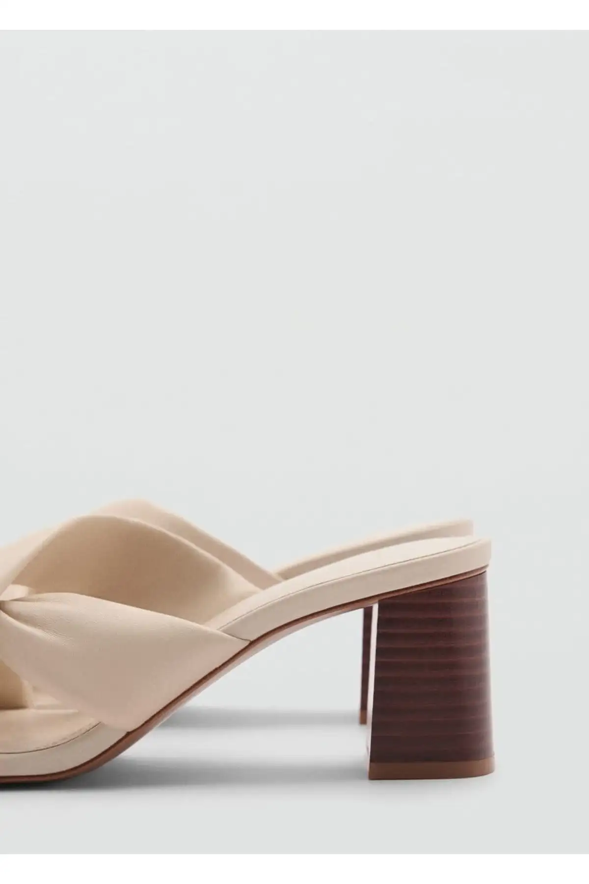 کفش صندل زنانه  چرم گرهدار برند MANGO - 7440 کفش صندل زنانه چرم گرهدار برند MANGO - 7440