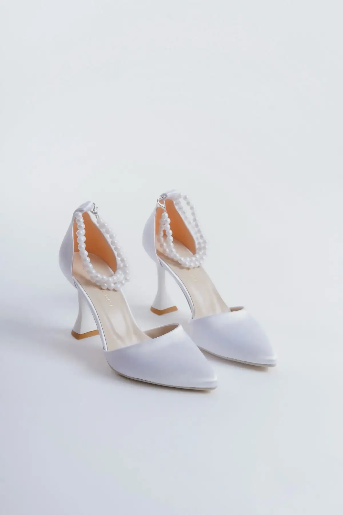 کفش پاشنه بلند زنانه    ساتن سفید مچزن با مروارید - 7229 کفش پاشنه بلند زنانه ساتن سفید مچزن با مروارید - 7229