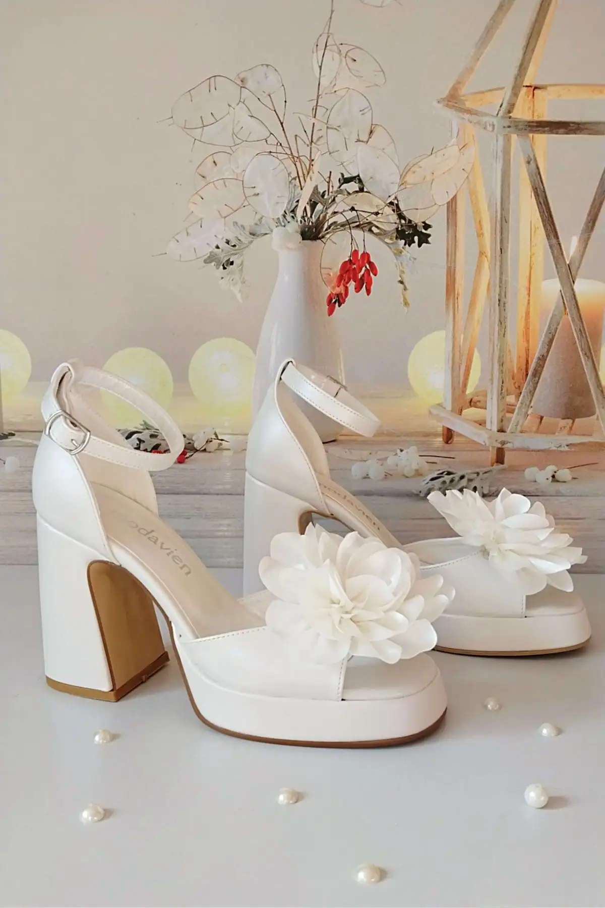 کفش پاشنه بلند زنانه  عروسی  با پلتفرم 10 سانتیمتری و جزئیات گل سفید - 7228 کفش پاشنه بلند زنانه عروسی با پلتفرم 10 سانتیمتری و جزئیات گل سفید - 7228