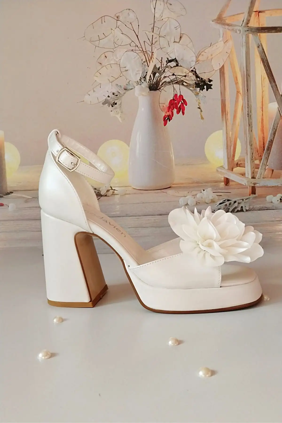 کفش پاشنه بلند زنانه  عروسی  با پلتفرم 10 سانتیمتری و جزئیات گل سفید - 7228 کفش پاشنه بلند زنانه عروسی با پلتفرم 10 سانتیمتری و جزئیات گل سفید - 7228