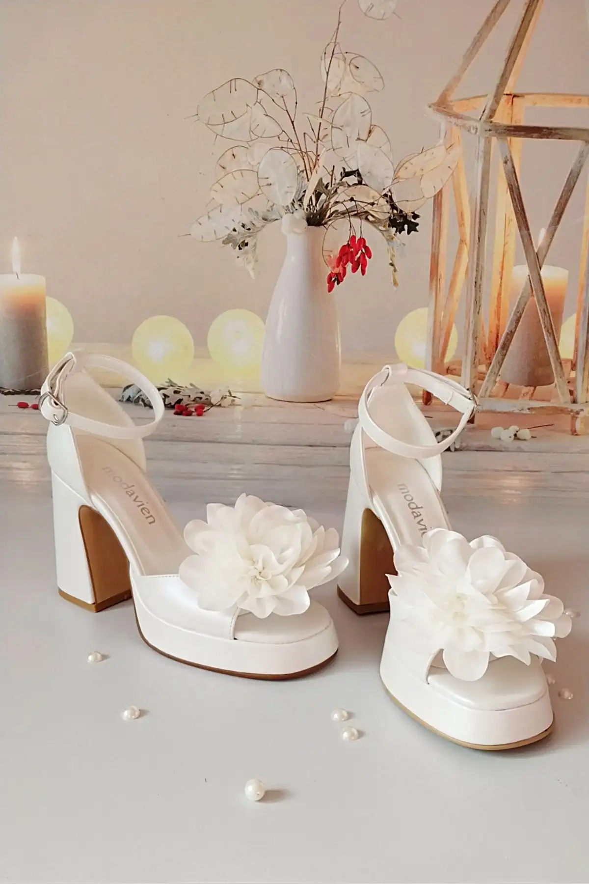 کفش پاشنه بلند زنانه  عروسی  با پلتفرم 10 سانتیمتری و جزئیات گل سفید - 7228 کفش پاشنه بلند زنانه عروسی با پلتفرم 10 سانتیمتری و جزئیات گل سفید - 7228