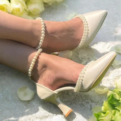 کفش پاشنه بلند زنانه عروس پاشنه سفید کرم مرواریدی با طرح مروارید و راحتی 7 سانتیمتری - 7236