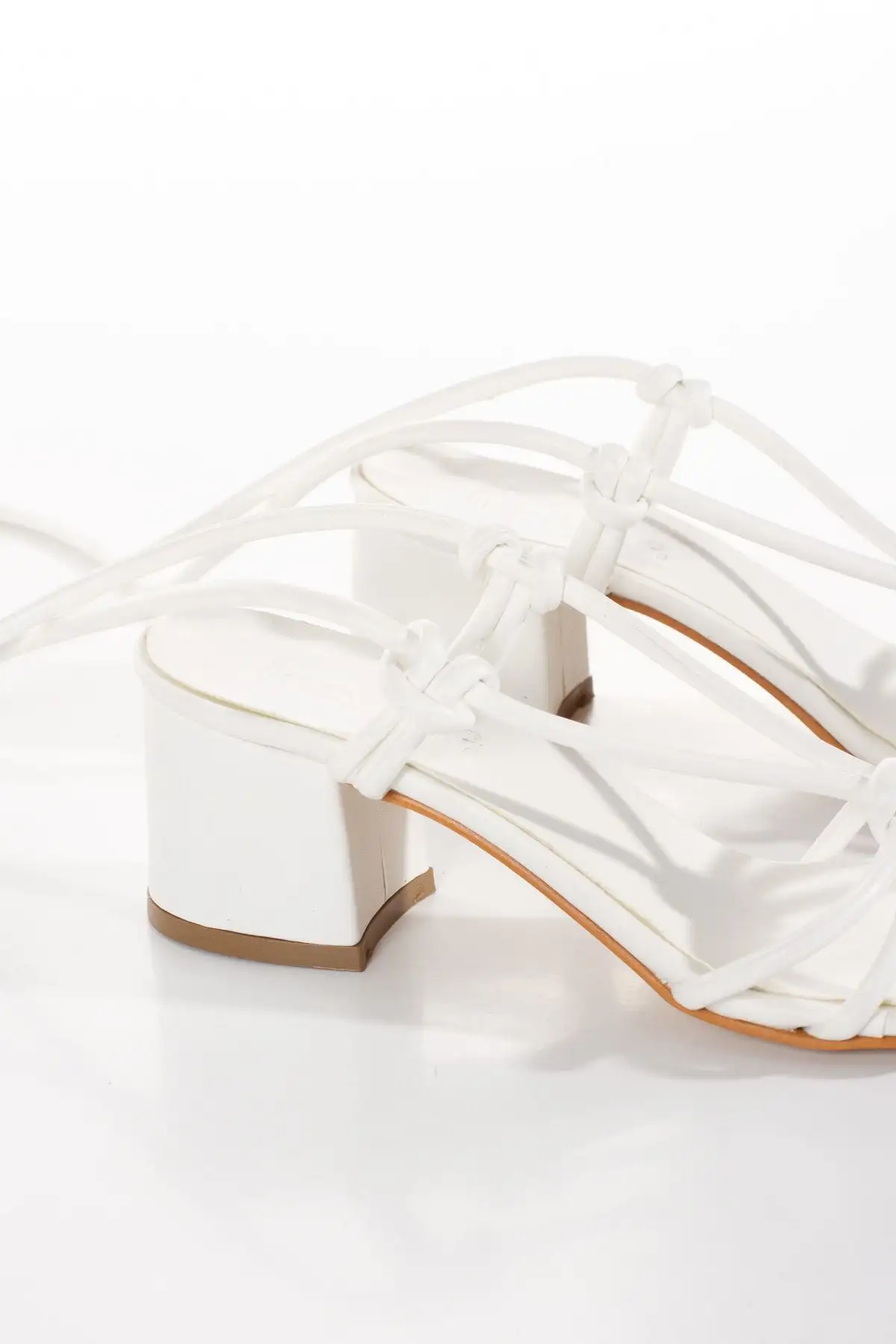 کفش صندل زنانه   پاشنه کوتاه سفید با بند گرهای کلاپاترا بایان - 7363 کفش صندل زنانه پاشنه کوتاه سفید با بند گرهای کلاپاترا بایان - 7363