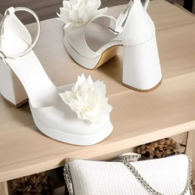 کفش پاشنه‌ بلند زنانه جوراب عروس، دستبند طراحی ویژه با سنگ، ست با گل لوتوس و زنجیر ترکیبی. - 7245