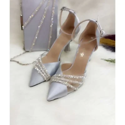 کفش پاشنه‌ بلند زنانه مجلسی نقره‌ای ساتن با سه سنگ و جزئیات شفاف و کیف کلاچ - 7239